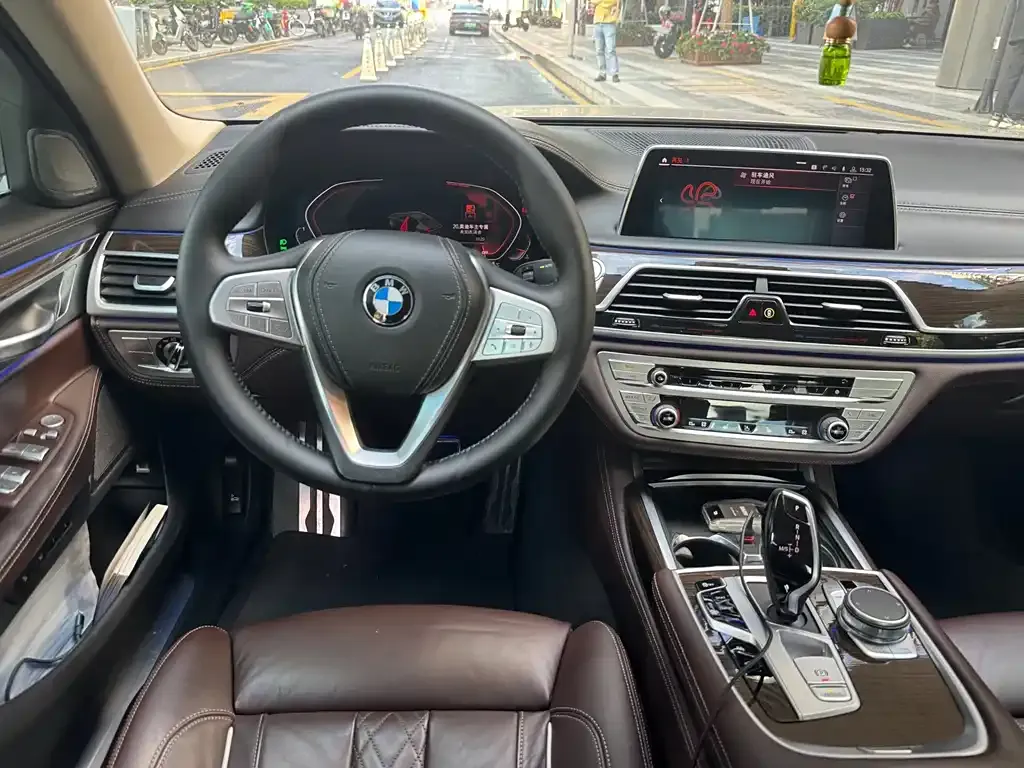 BMW 7 Series — фото 8