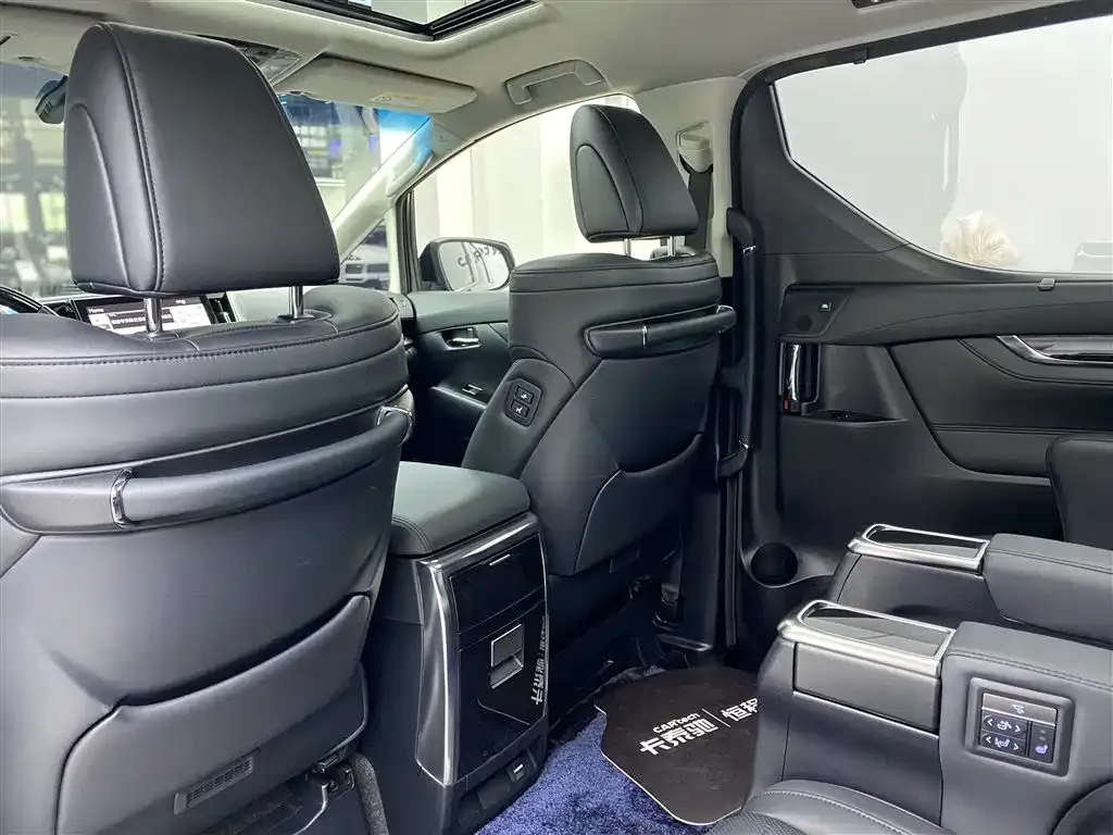 Toyota Vellfire — фото 6