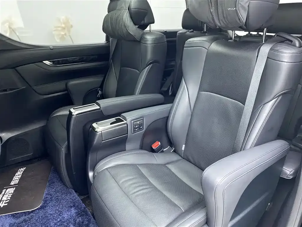 Toyota Vellfire — фото 7
