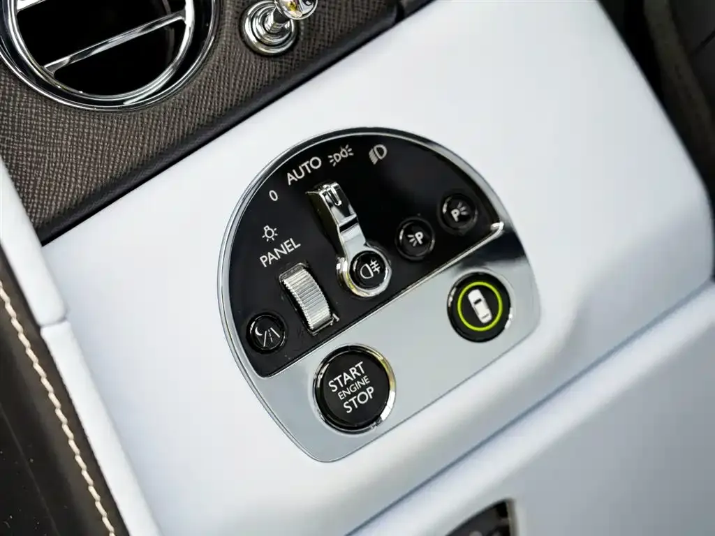Rolls-Royce Cullinan — фото 10
