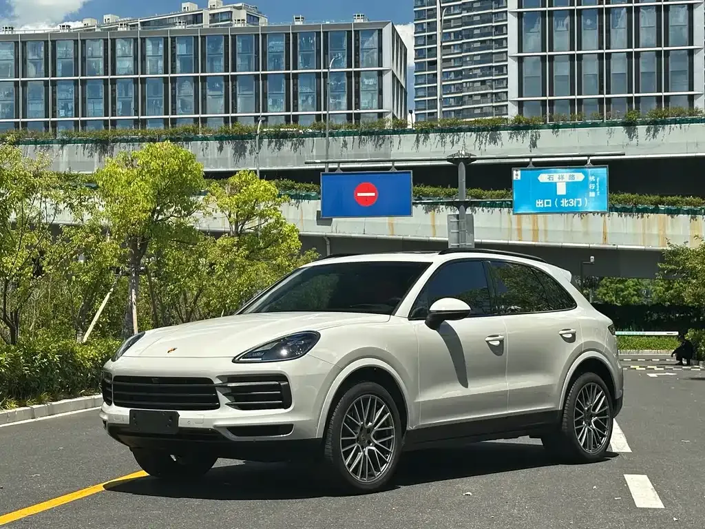 Porsche Cayenne — фото 1