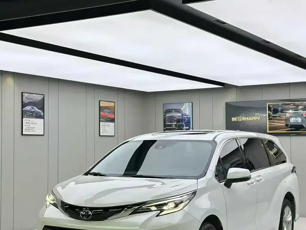 Toyota Sienna — фото 1