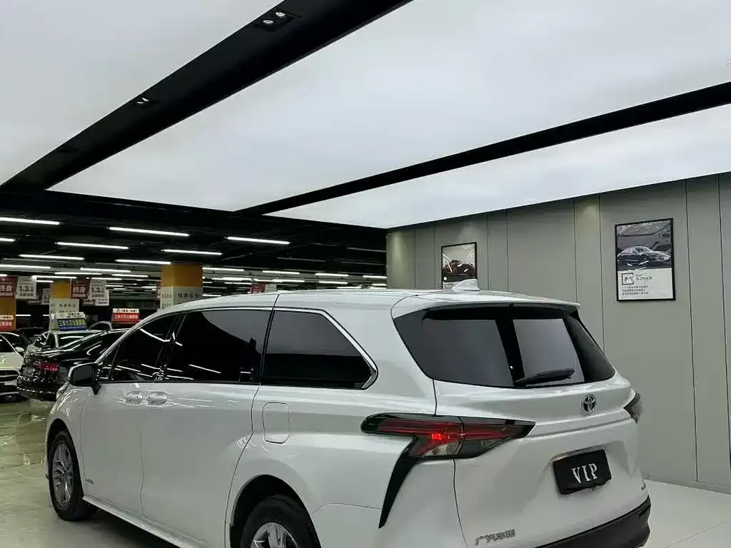 Toyota Sienna — фото 4