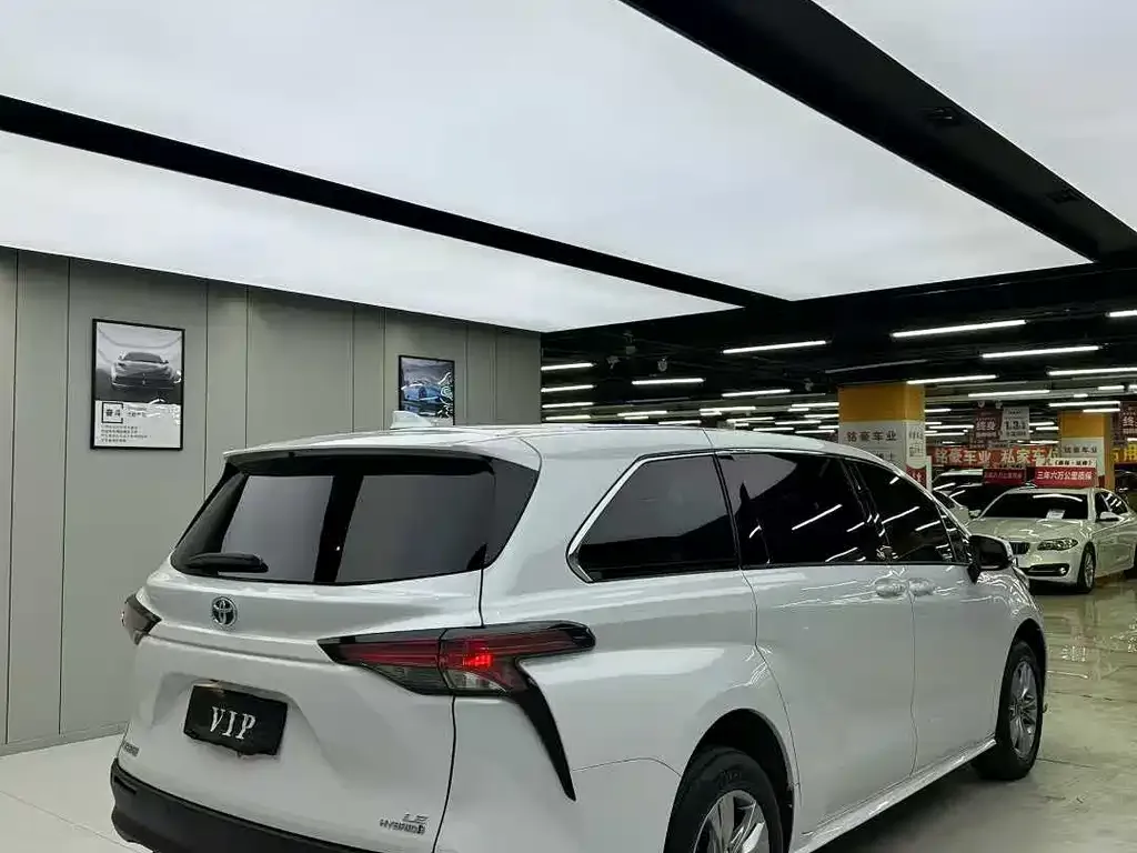 Toyota Sienna — фото 6