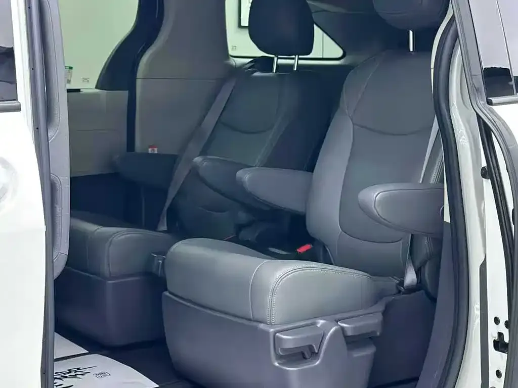 Toyota Sienna — фото 8