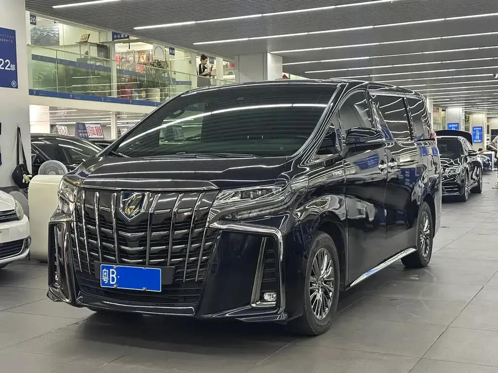 Toyota Alphard — фото 1