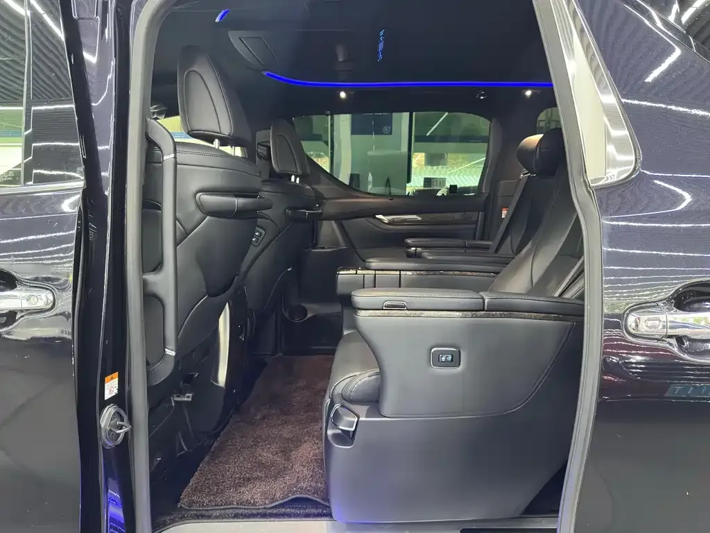 Toyota Alphard — фото 10