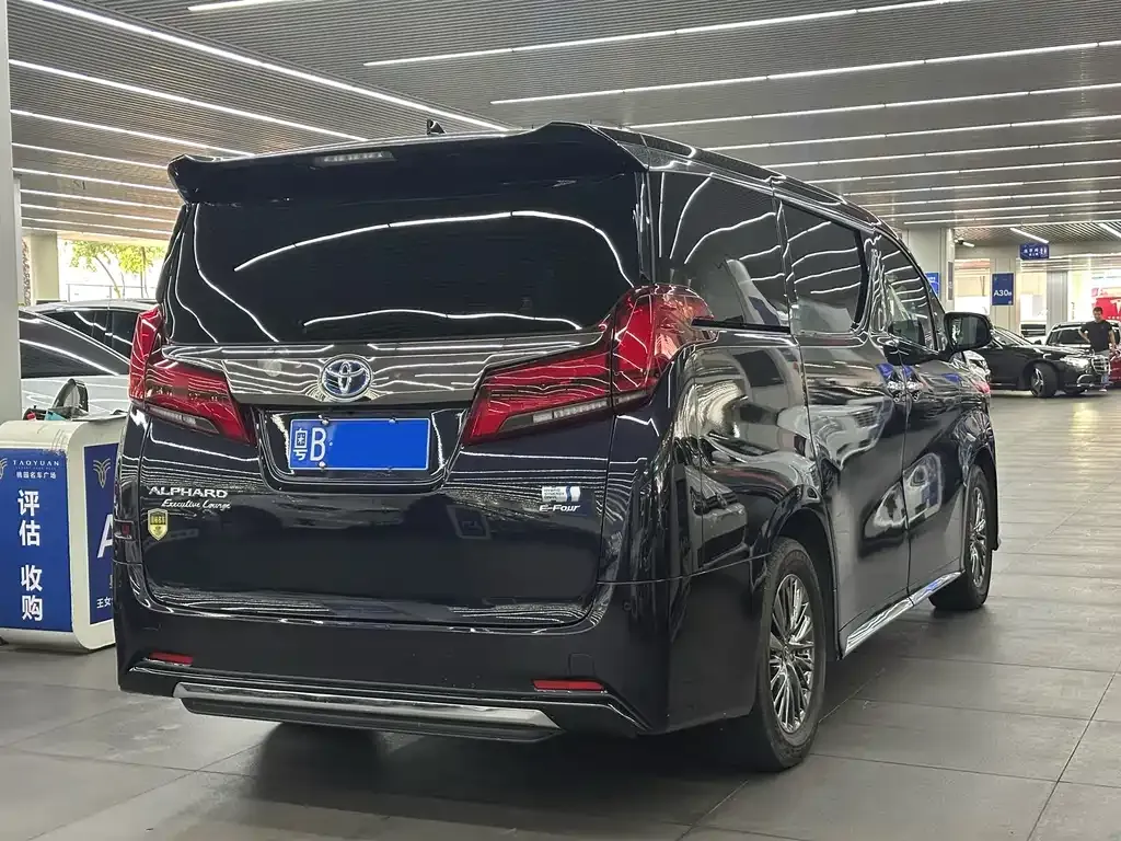 Toyota Alphard — фото 4