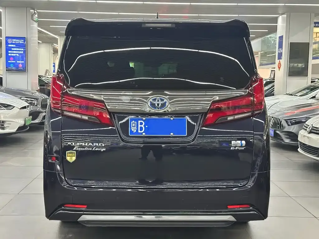 Toyota Alphard — фото 5