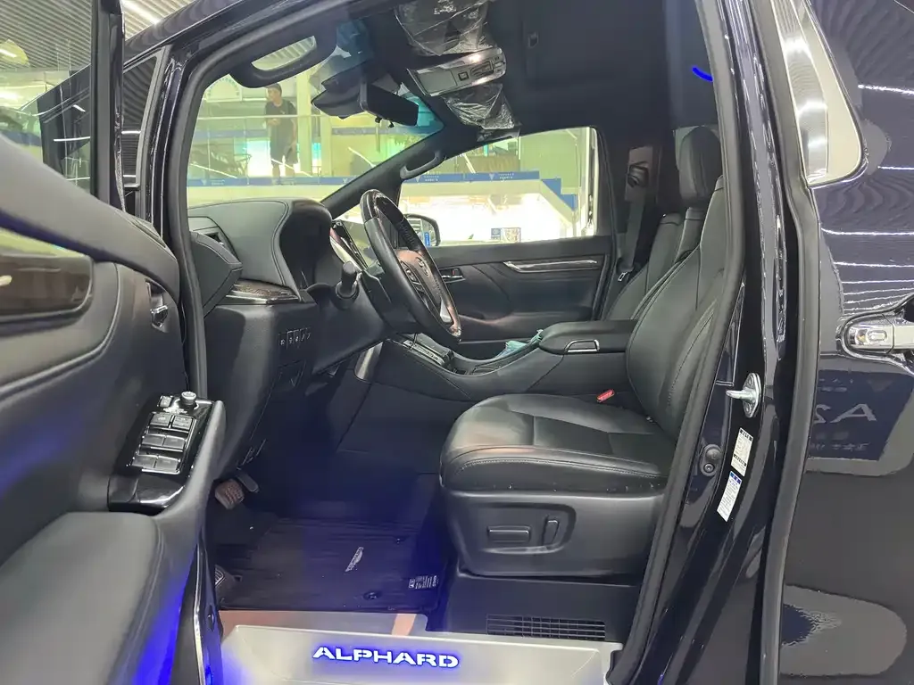 Toyota Alphard — фото 7