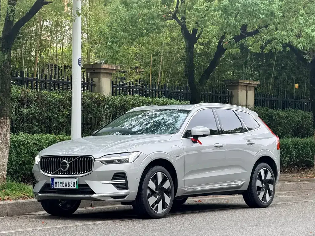 Volvo XC60 PHEV — фото 1