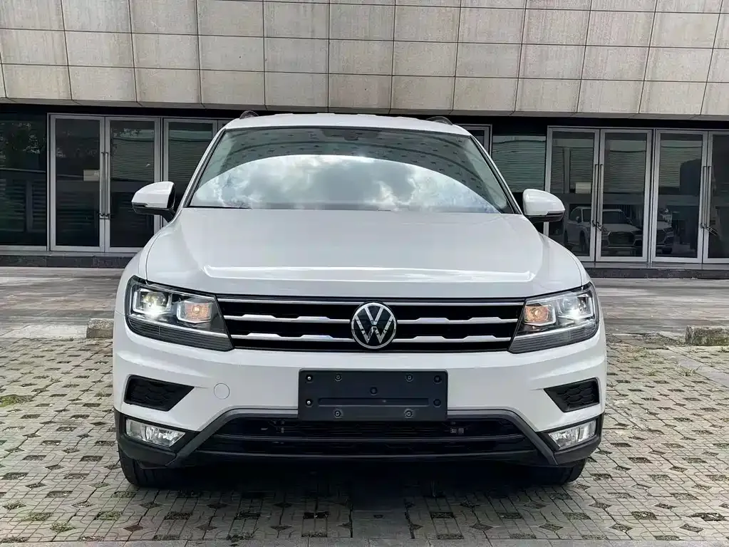 Volkswagen Tiguan L — фото 2