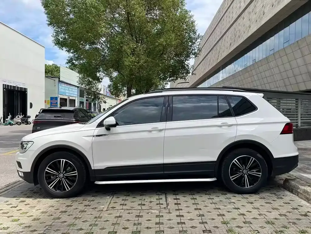 Volkswagen Tiguan L — фото 8