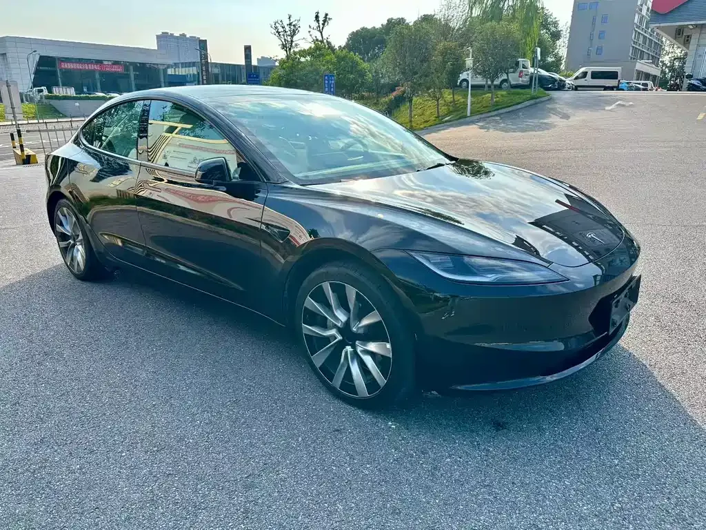 Tesla Model 3 — фото 3