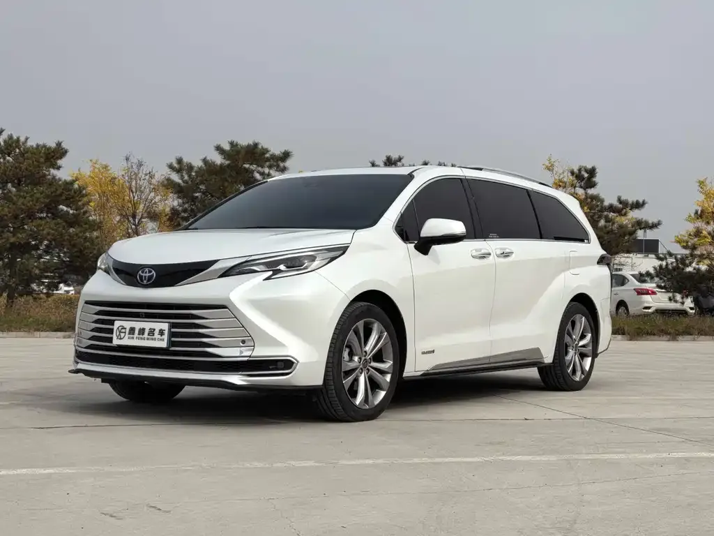 Toyota Sienna — фото 1