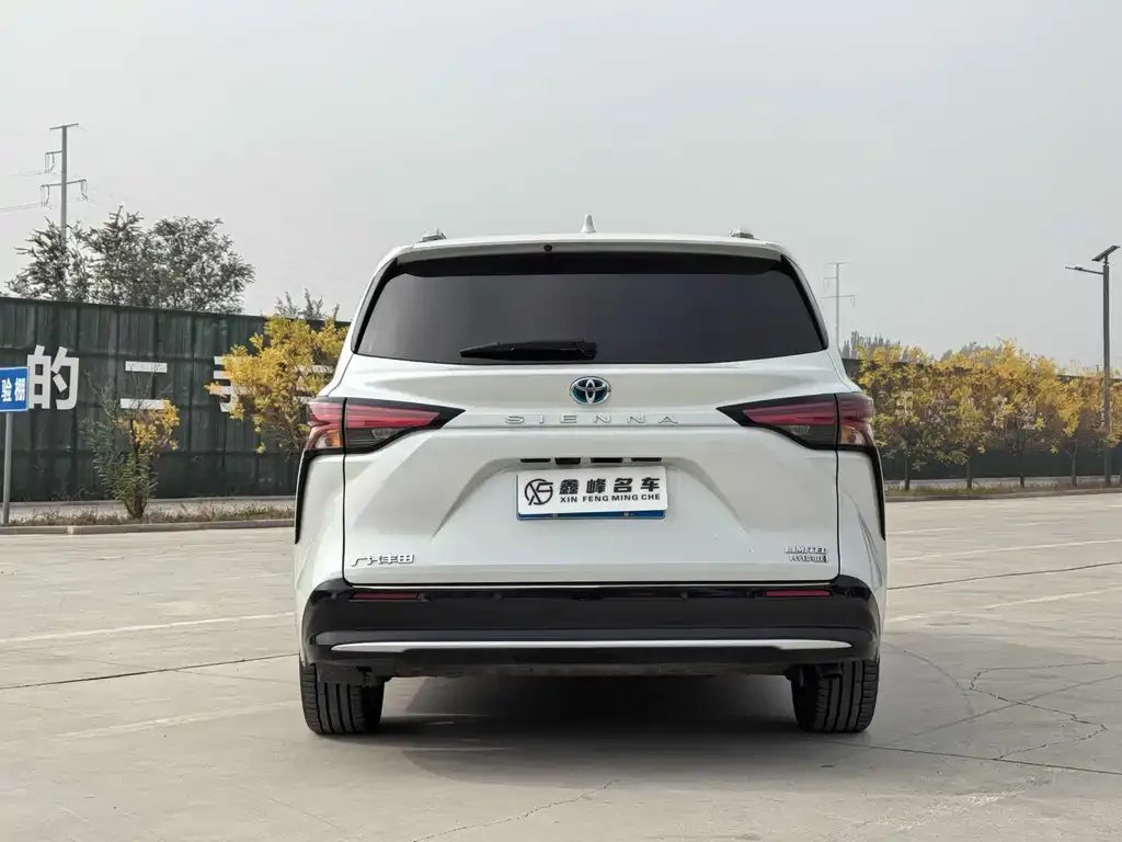 Toyota Sienna — фото 10