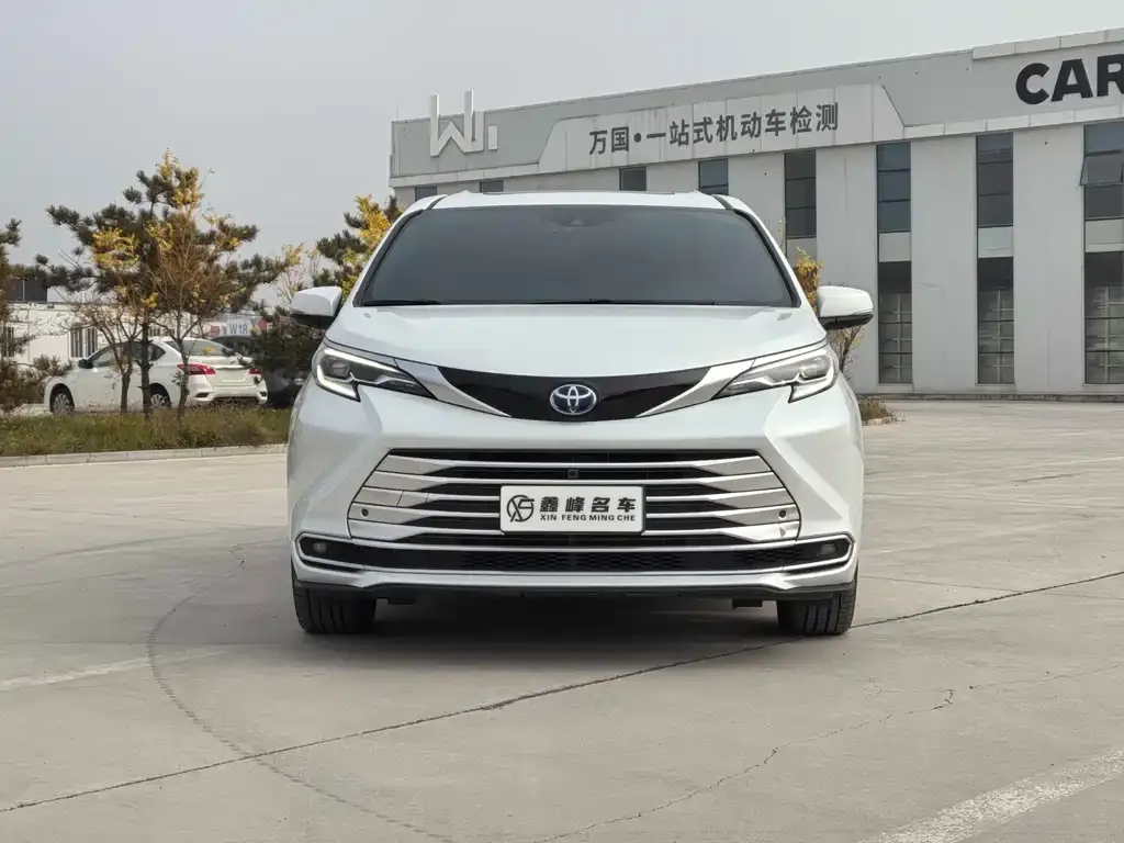 Toyota Sienna — фото 2