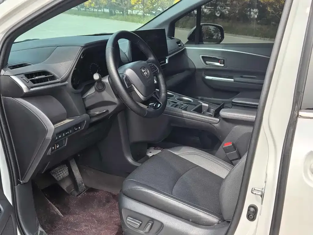 Toyota Sienna — фото 4