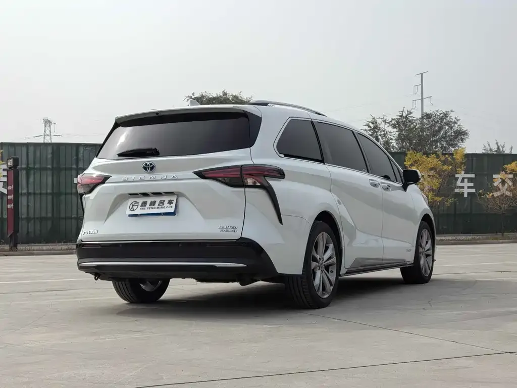 Toyota Sienna — фото 9