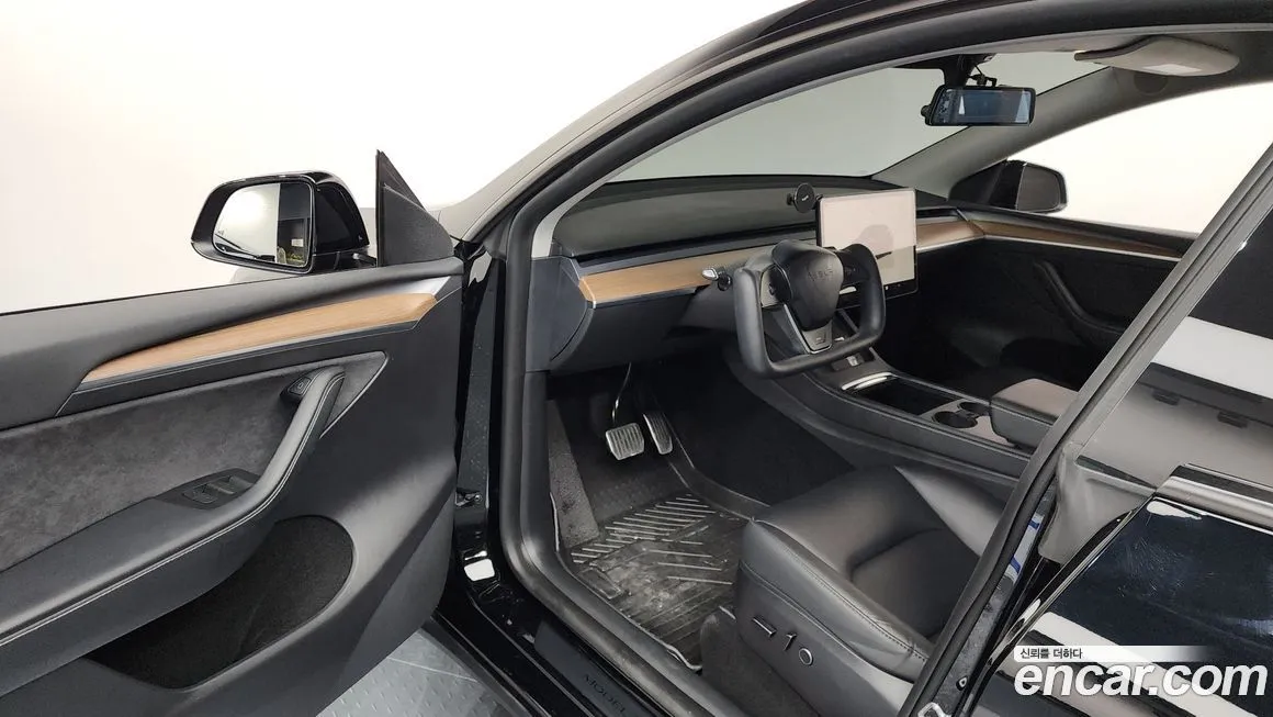 Tesla Model Y — фото 10