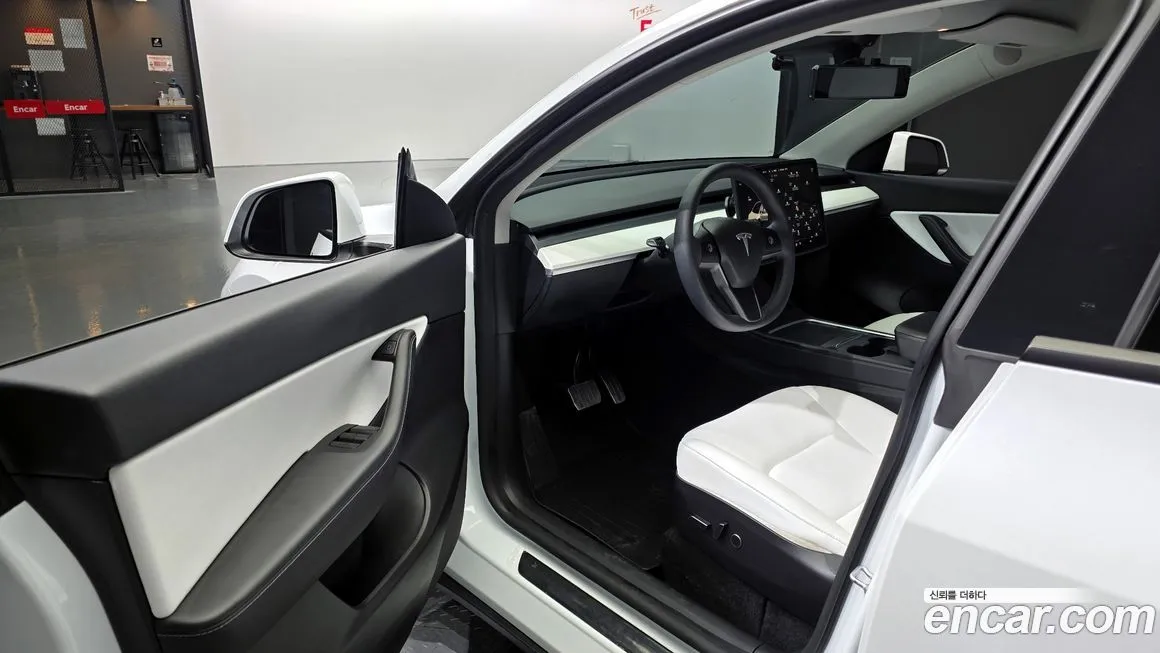 Tesla Model Y — фото 10
