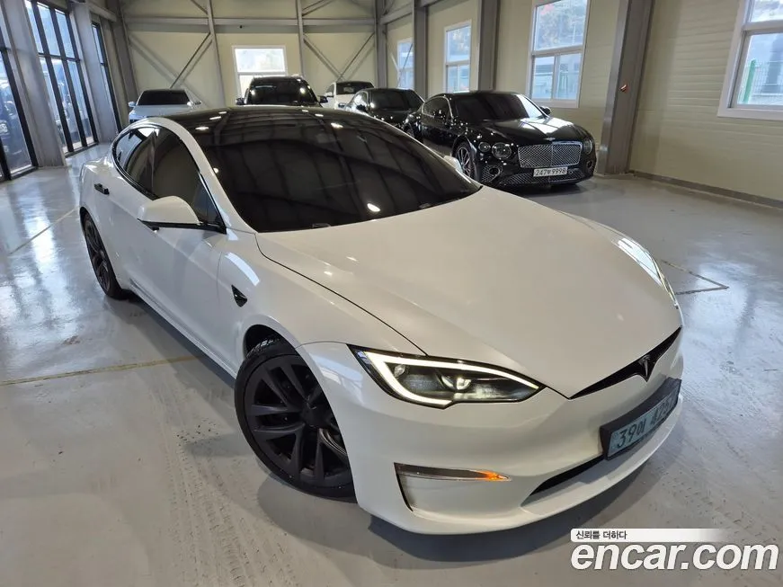 Tesla Model S — фото 1