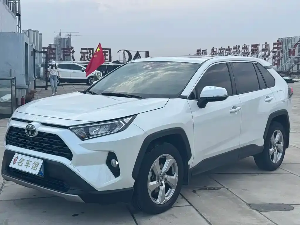 Toyota RAV4 — фото 1