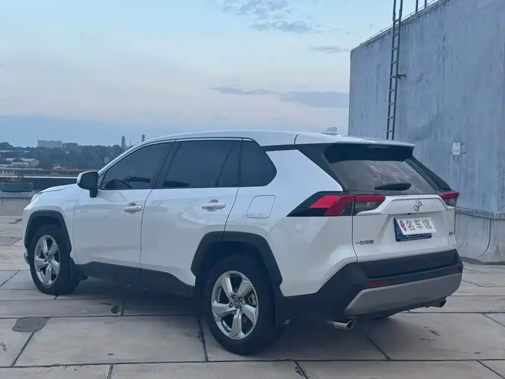 Toyota RAV4 — фото 3