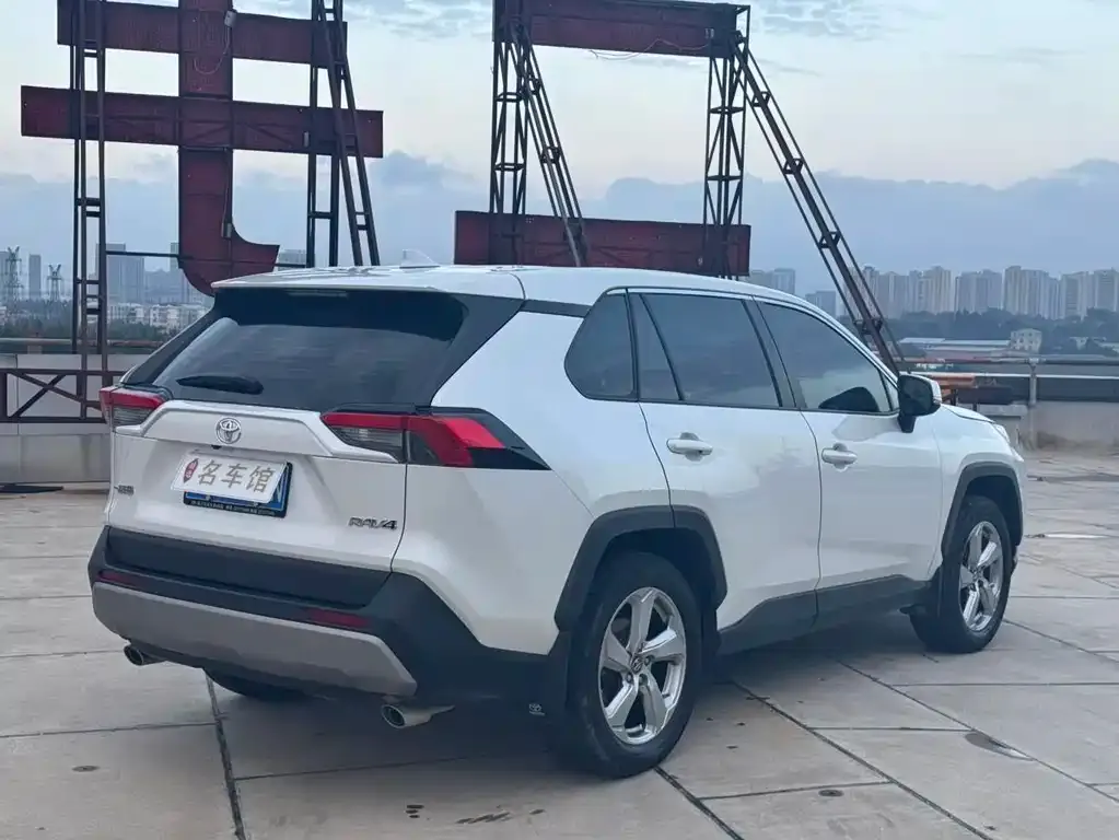 Toyota RAV4 — фото 4
