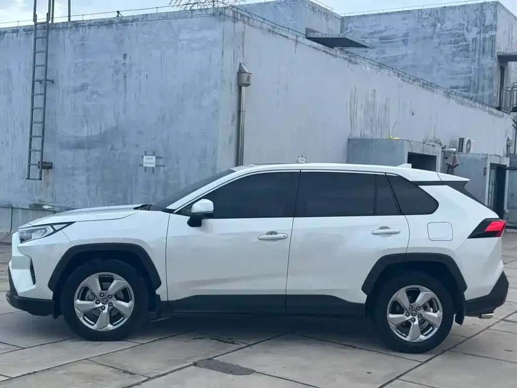 Toyota RAV4 — фото 6