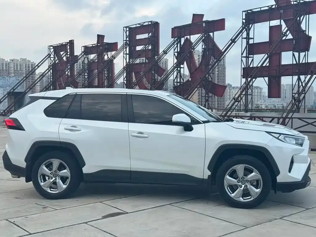 Toyota RAV4 — фото 9