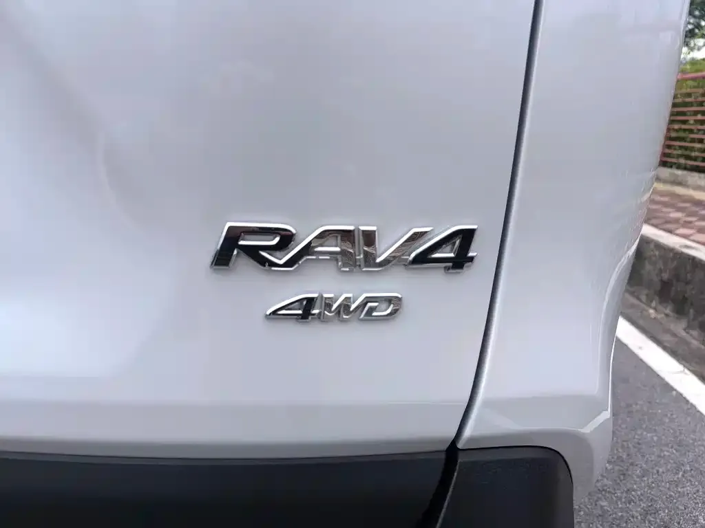 Toyota RAV4 — фото 2