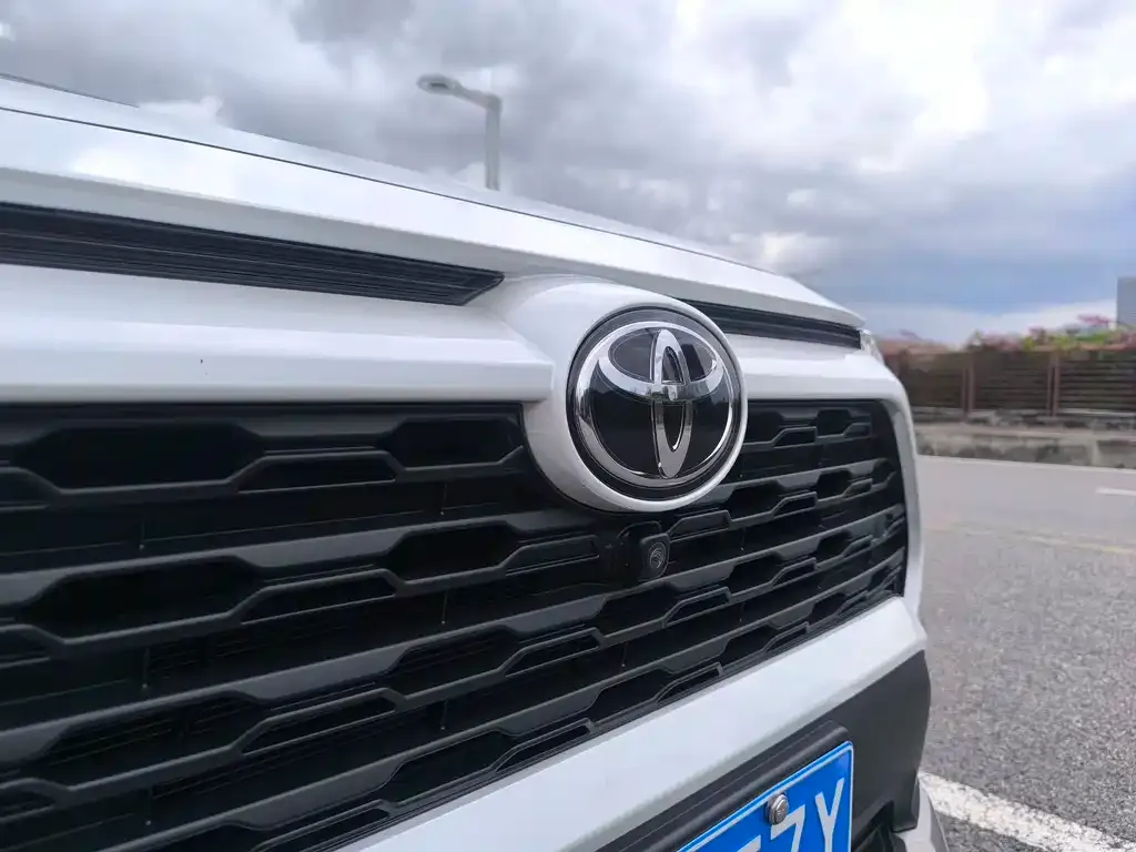 Toyota RAV4 — фото 3