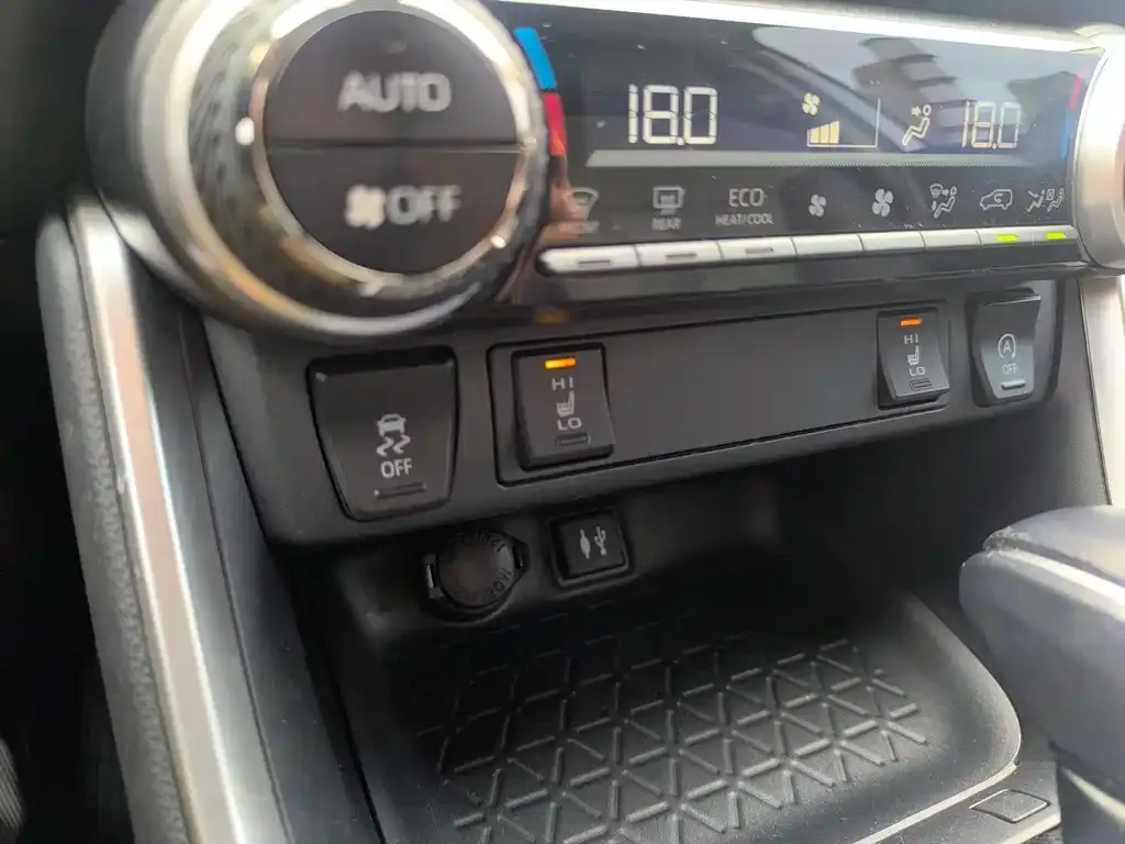 Toyota RAV4 — фото 9