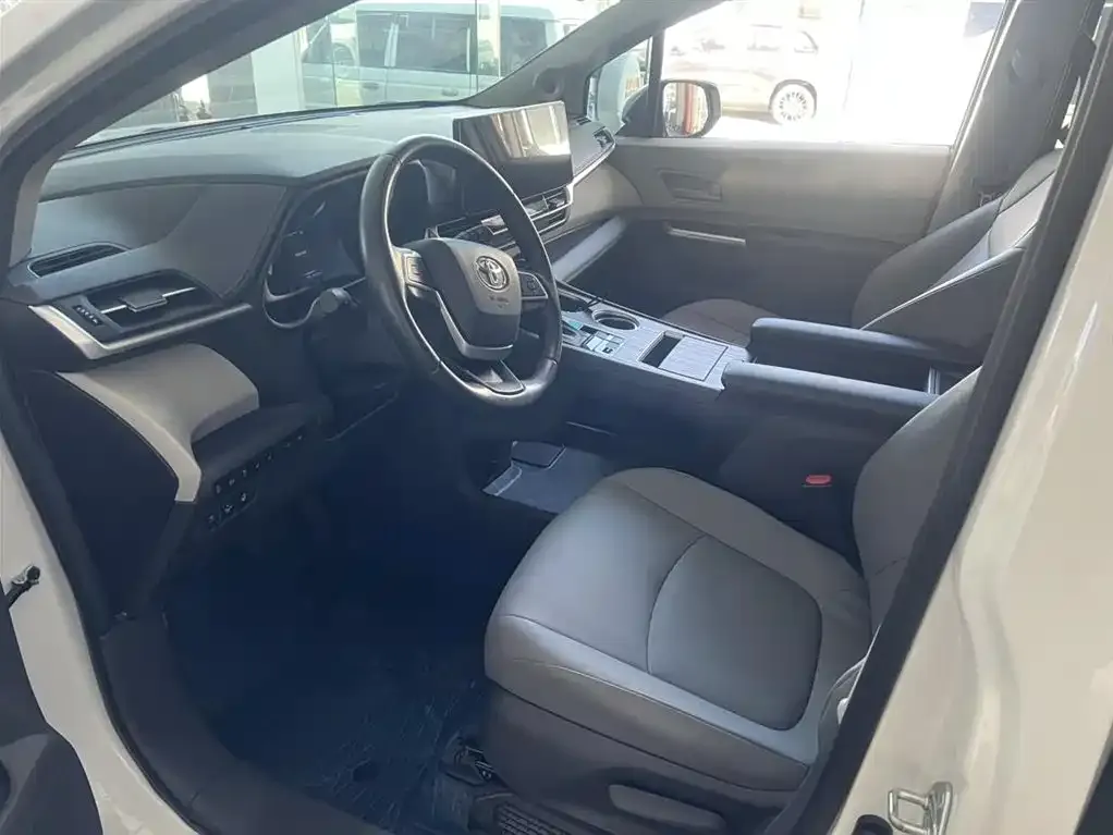 Toyota Granvia — фото 10