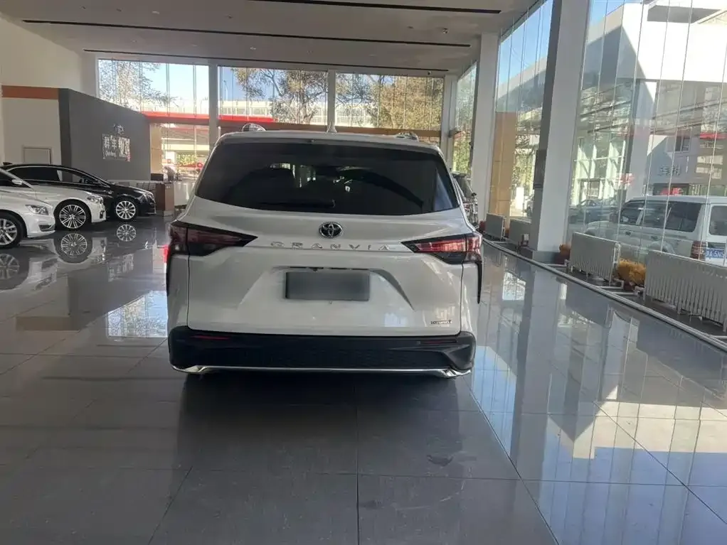 Toyota Granvia — фото 6