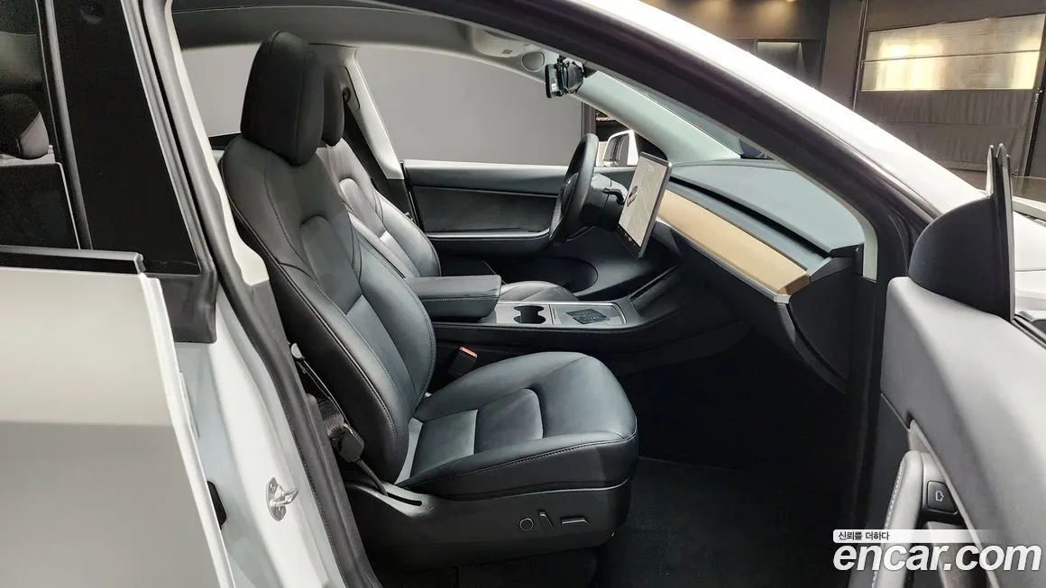 Tesla Model Y — фото 10