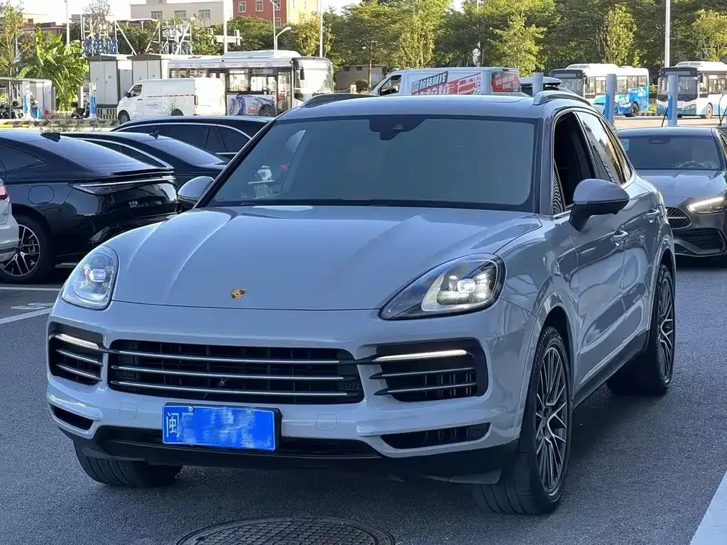 Porsche Cayenne — фото 1