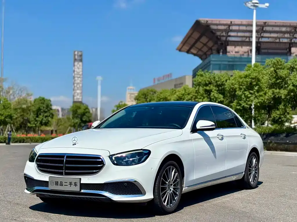 Mercedes-Benz E-Class — фото 1