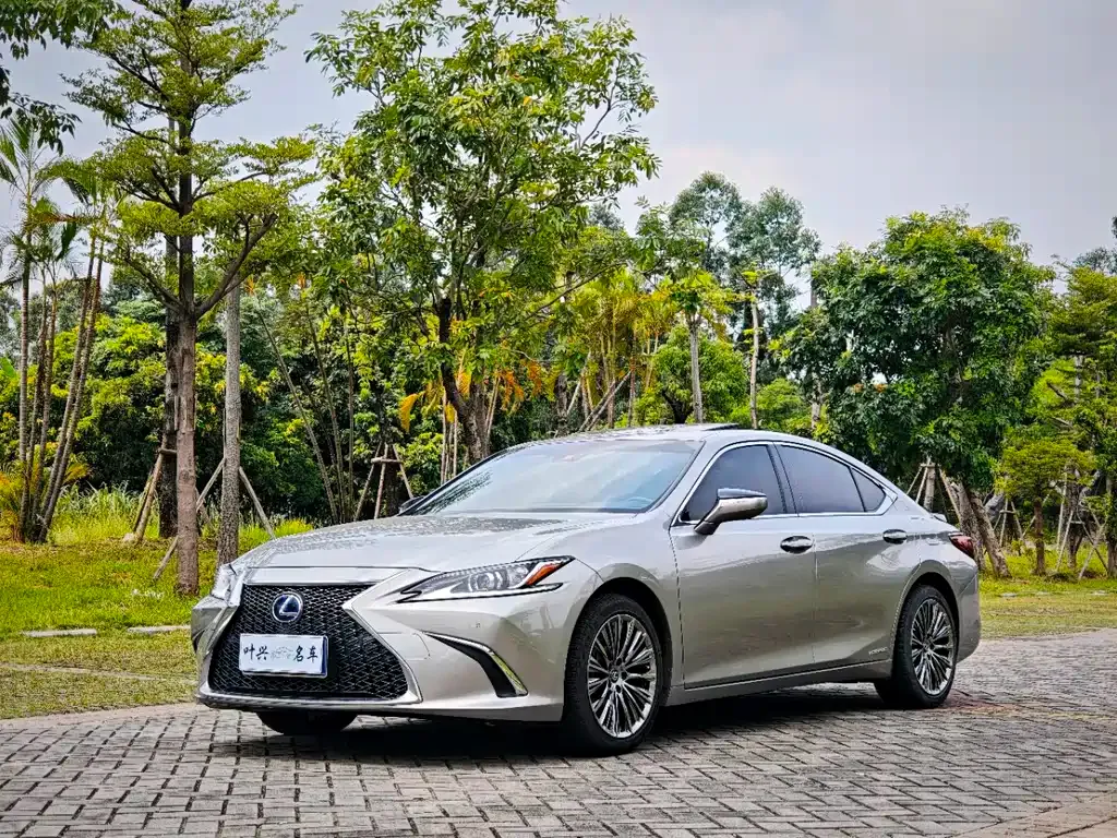 Lexus ES — фото 1