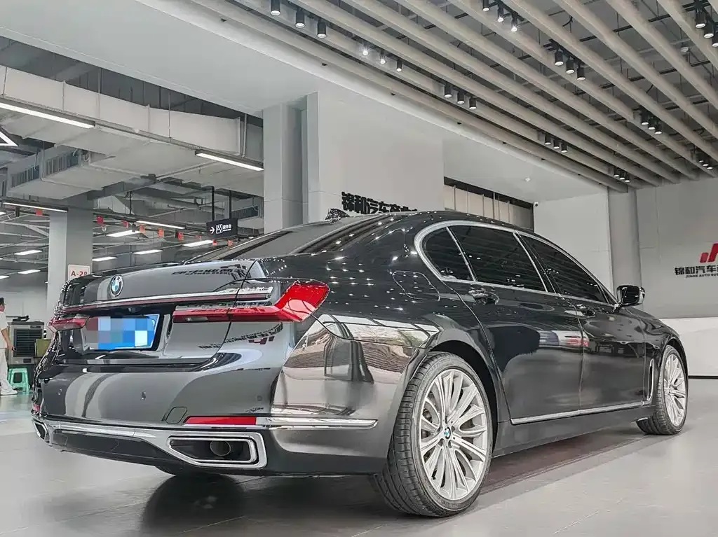 BMW 7 Series — фото 10