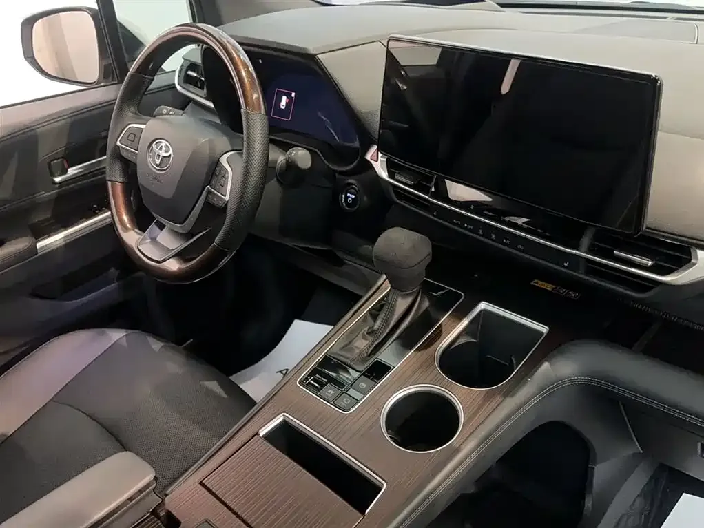 Toyota Granvia — фото 2