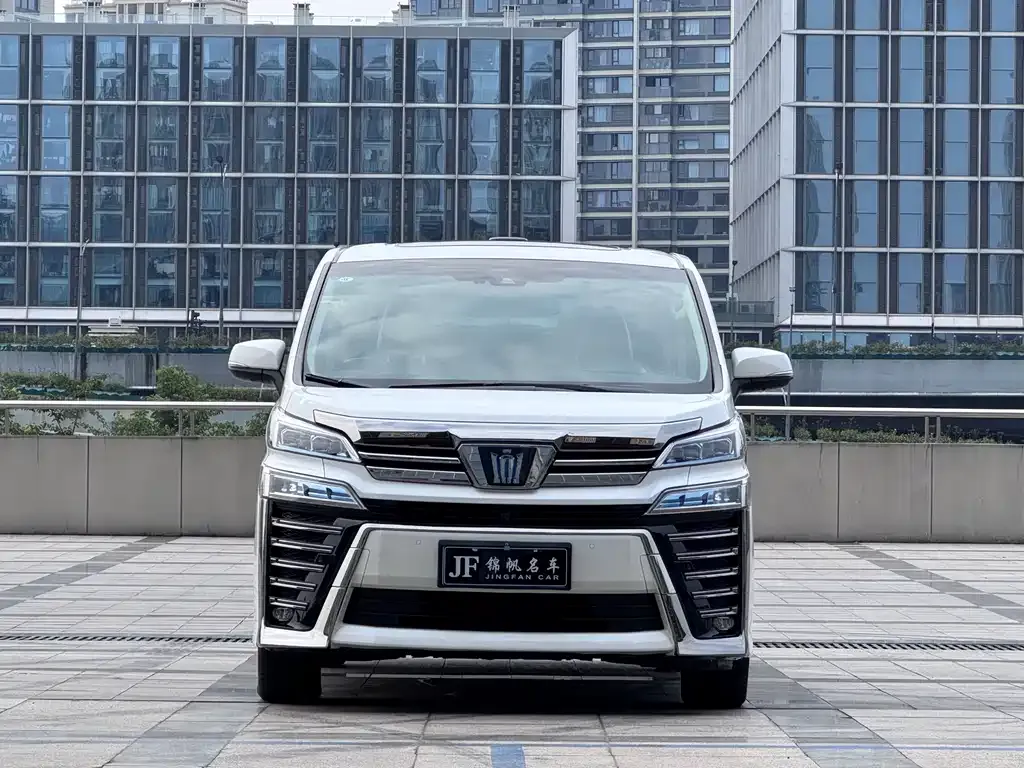 Toyota Vellfire — фото 1