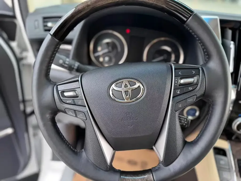 Toyota Vellfire — фото 10