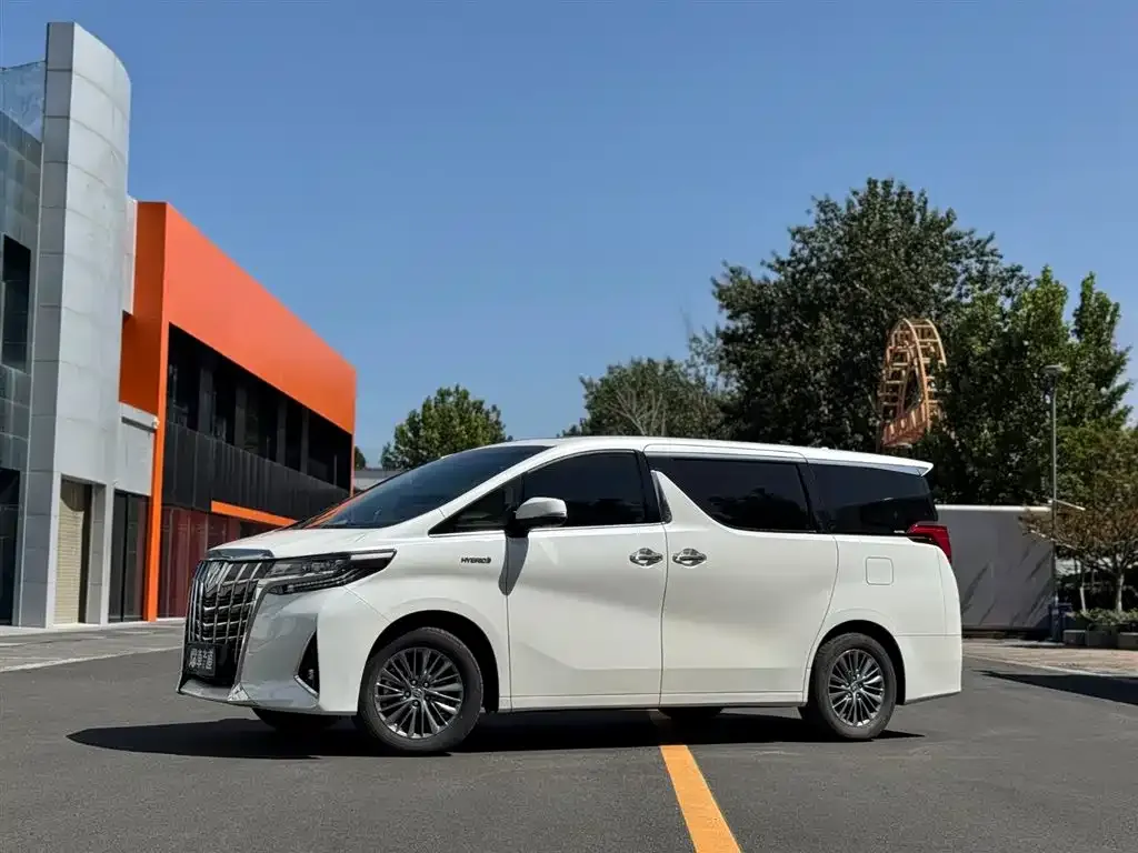 Toyota Alphard — фото 1
