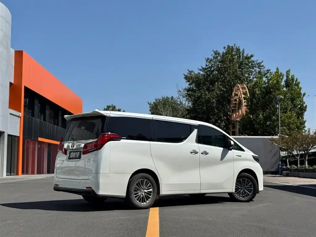Toyota Alphard — фото 3