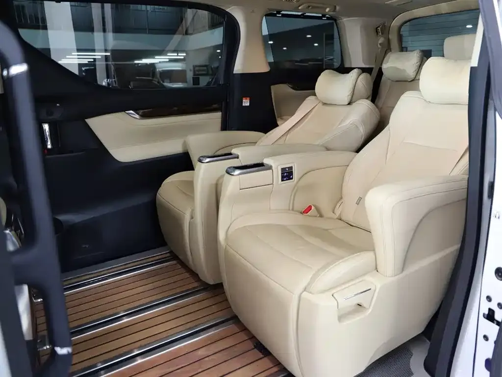 Toyota Alphard — фото 7