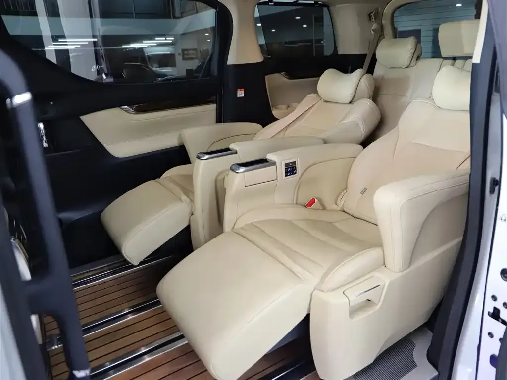 Toyota Alphard — фото 8
