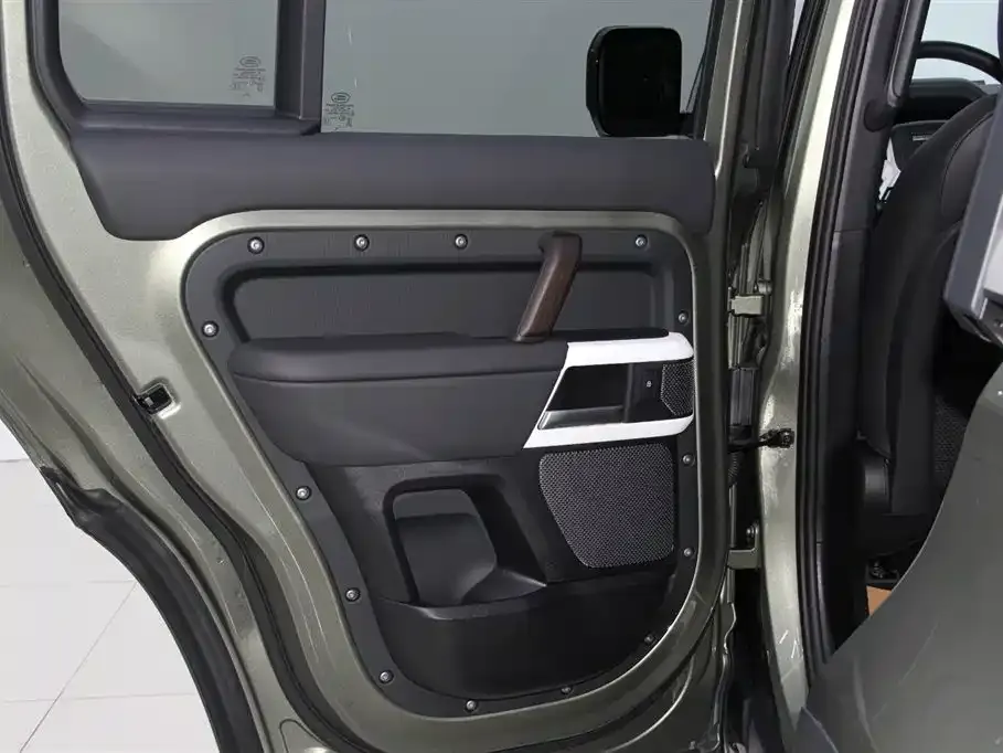 Land Rover Defender — фото 10