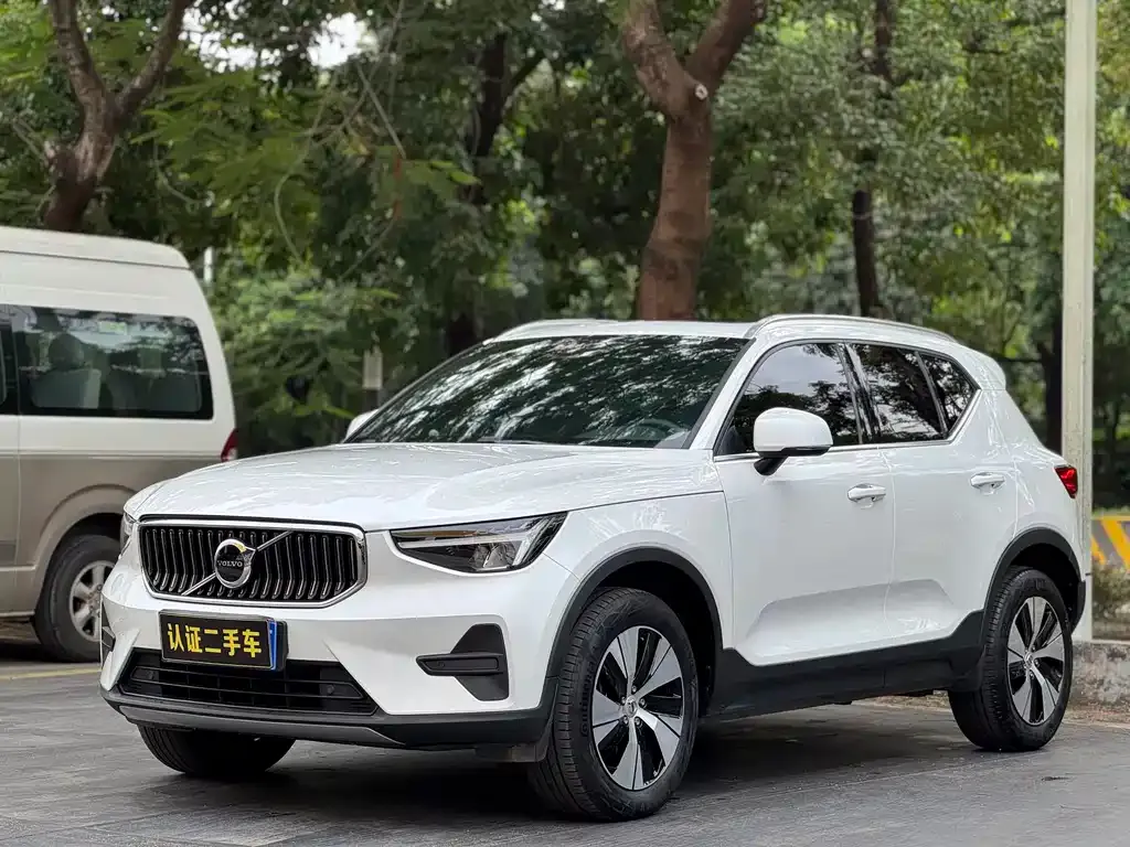 Volvo XC40 — фото 1